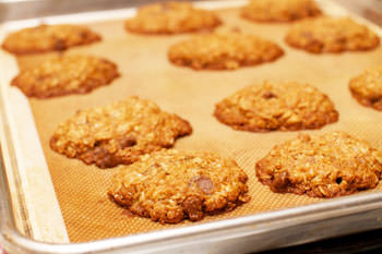 [Oatmeal Chocolate Chip Cookies (Elf Cookies)]